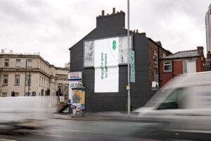 what are the advantages of advertising on a billboard
